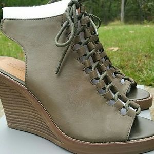 Kenneth Cole Reaction Knot 2 Night Lace-Up Wedge